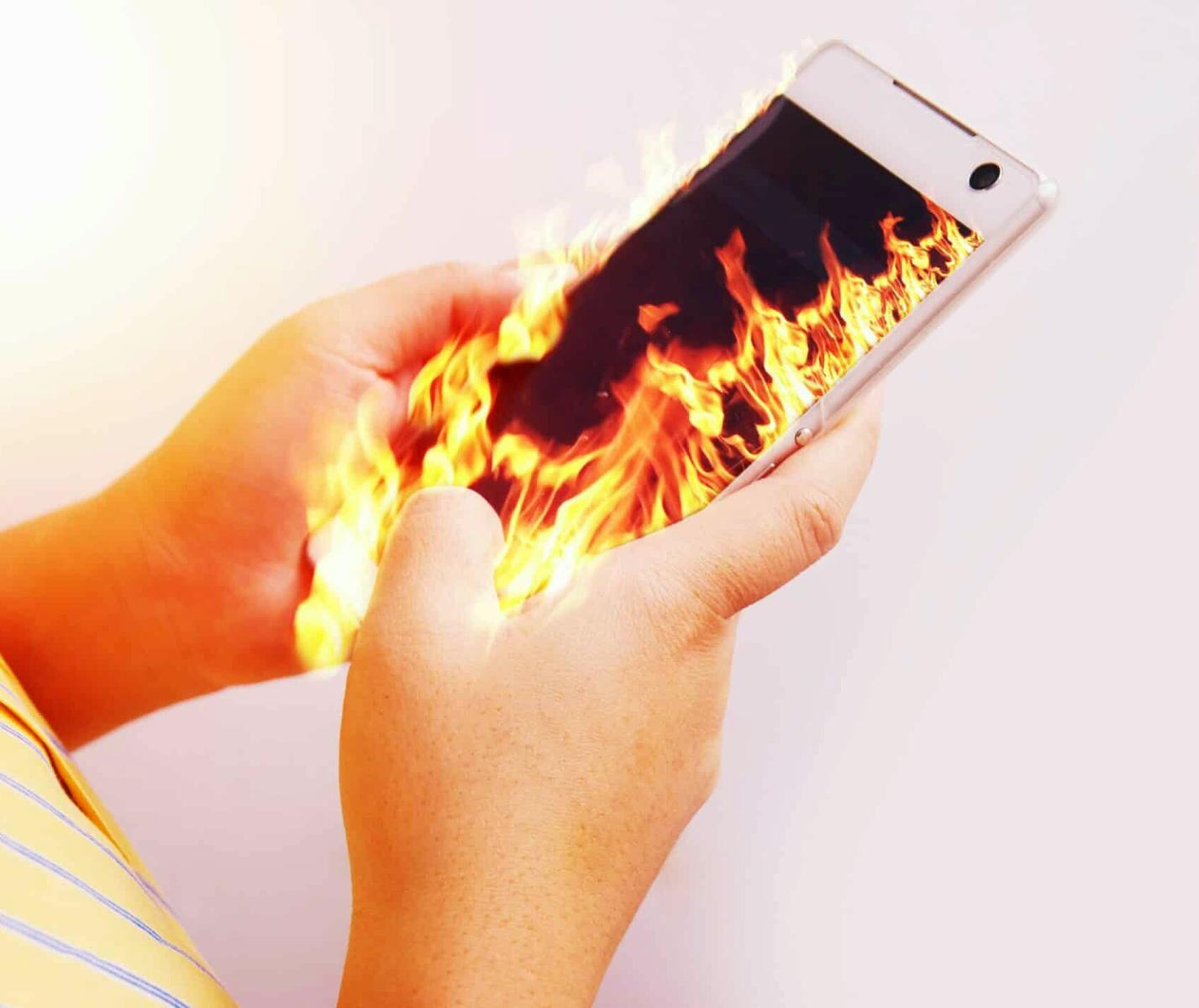 Под Гомелем мальчик попал в больницу с ожогами из-за загоревшегося телефона, стоявшего на зарядке