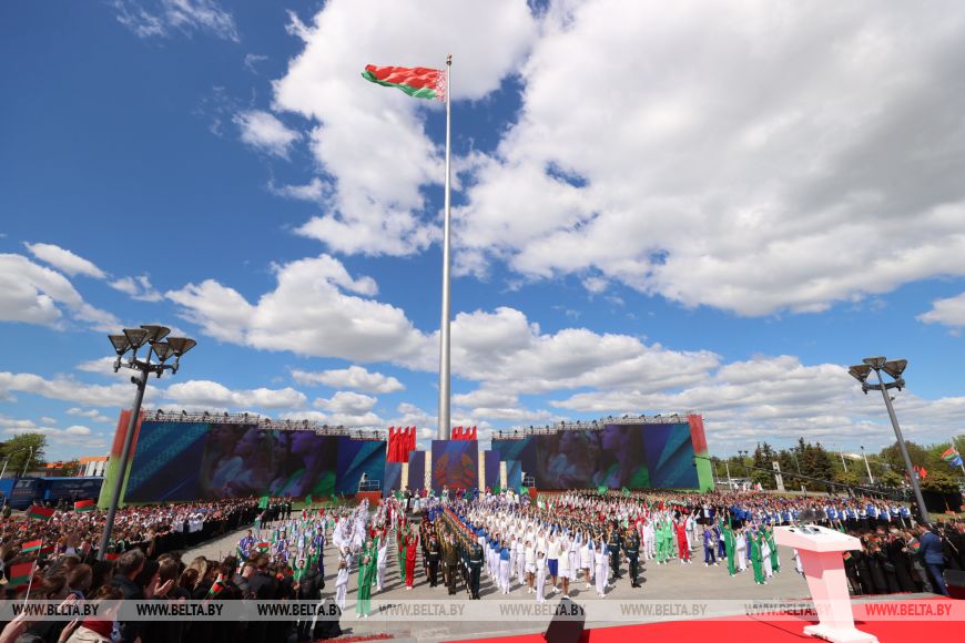 Лукашенко: герб, флаг и гимн, как и вся политика, вдохновлены идеями национального достоинства и подлинного народовластия